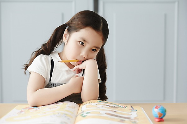 포토 JPG 스튜디오촬영 라이프스타일 여자 어린이라이프 어린이 생각 모션 실내 한명 들기 사람 앉기 동양인 소녀 상반신 앞모습 책 연필 턱괴기 한국인 책상 과제 여자만 여자한명만 어린이만 소녀만 소녀한명만 국내포토 1 뷰포인트 가구 학용품 인종 내부 생활 필기구 파일형식