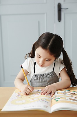 포토 JPG 스튜디오촬영 라이프스타일 여자 어린이라이프 어린이 모션 실내 한명 들기 사람 앉기 동양인 소녀 상반신 앞모습 책 연필 한국인 책상 과제 여자만 여자한명만 어린이만 소녀만 소녀한명만 국내포토 1 뷰포인트 가구 학용품 인종 내부 생활 필기구 파일형식