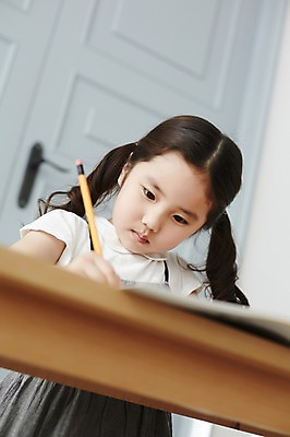 포토 JPG 스튜디오촬영 라이프스타일 여자 어린이라이프 어린이 모션 실내 한명 들기 사람 앉기 동양인 소녀 상반신 앞모습 책 연필 한국인 책상 과제 여자만 여자한명만 어린이만 소녀만 소녀한명만 국내포토 1 뷰포인트 가구 학용품 인종 내부 생활 필기구 파일형식