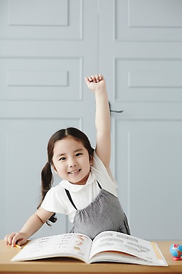 포토 JPG 스튜디오촬영 라이프스타일 여자 어린이라이프 어린이 모션 실내 한명 미소 들기 사람 앉기 동양인 손짓 소녀 상반신 앞모습 책 손들기 한국인 발표 책상 손뻗기 여자만 여자한명만 어린이만 소녀만 소녀한명만 국내포토 1 뷰포인트 가구 표정 인종 내부 생활 파일형식