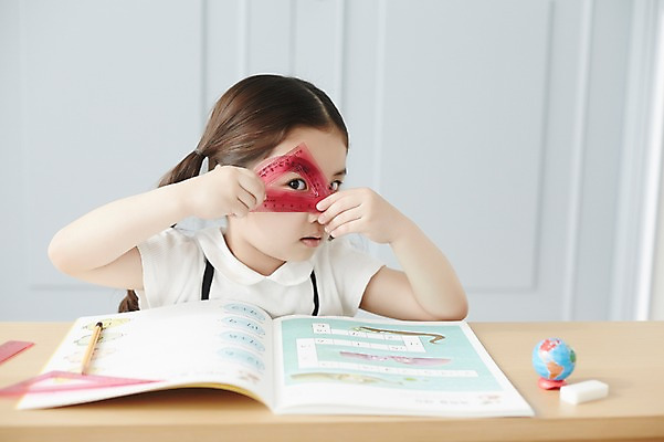 포토 JPG 스튜디오촬영 라이프스타일 여자 어린이라이프 어린이 모션 실내 자 한명 들기 사람 앉기 동양인 소녀 상반신 앞모습 책 연필 한국인 책상 지우개 삼각자 여자만 여자한명만 어린이만 소녀만 소녀한명만 국내포토 1 뷰포인트 가구 문구용품 학용품 인종 내부 생활 필기구 파일형식