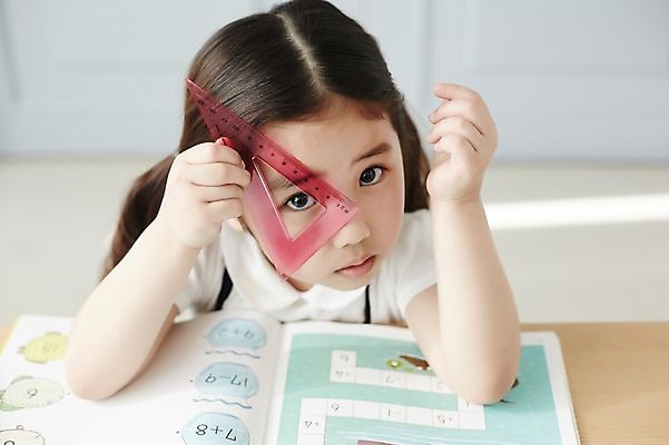 포토 JPG 스튜디오촬영 라이프스타일 여자 어린이라이프 어린이 모션 실내 자 한명 들기 사람 앉기 동양인 소녀 상반신 앞모습 책 한국인 책상 삼각자 여자만 여자한명만 어린이만 소녀만 소녀한명만 국내포토 1 뷰포인트 가구 문구용품 인종 내부 생활 파일형식