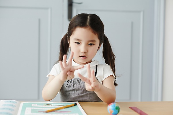 포토 JPG 스튜디오촬영 라이프스타일 여자 어린이라이프 어린이 모션 실내 한명 사람 앉기 동양인 손짓 소녀 상반신 앞모습 책 연필 한국인 수학 책상 과제 여자만 여자한명만 어린이만 소녀만 소녀한명만 국내포토 1 뷰포인트 가구 교과목 학용품 인종 내부 생활 필기구 파일형식