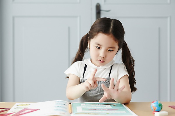 포토 JPG 스튜디오촬영 라이프스타일 여자 어린이라이프 어린이 모션 실내 한명 사람 앉기 동양인 손짓 소녀 상반신 앞모습 책 연필 한국인 수학 책상 삼각자 여자만 여자한명만 어린이만 소녀만 소녀한명만 국내포토 1 뷰포인트 가구 교과목 학용품 자 인종 내부 생활 필기구 파일형식