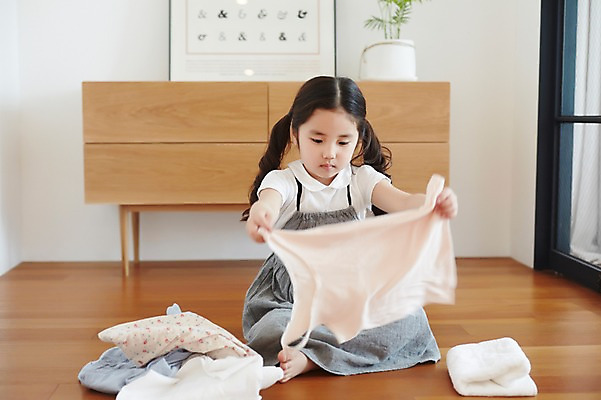 포토 JPG 스튜디오촬영 전신 라이프스타일 여자 어린이라이프 어린이 모션 실내 한명 들기 사람 앉기 동양인 소녀 앞모습 수건 한국인 마루 빨래 여자만 여자한명만 어린이만 소녀만 소녀한명만 국내포토 1 뷰포인트 가사 바닥 인종 내부 생활 위생용품 파일형식