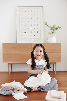 포토 JPG 스튜디오촬영 전신 라이프스타일 여자 어린이라이프 어린이 모션 실내 한명 미소 들기 사람 앉기 동양인 소녀 앞모습 수건 한국인 마루 빨래 여자만 여자한명만 어린이만 소녀만 소녀한명만 국내포토 1 뷰포인트 가사 바닥 표정 인종 내부 생활 위생용품 파일형식