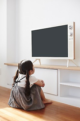 포토 JPG 스튜디오촬영 전신 라이프스타일 응시 여자 어린이라이프 어린이 모션 휴식 실내 한명 사람 앉기 동양인 소녀 뒷모습 텔레비전 한국인 여자만 여자한명만 어린이만 소녀만 소녀한명만 국내포토 1 시선 뷰포인트 컨셉 인종 내부 생활 전자제품 파일형식