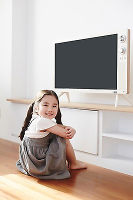 포토 JPG 스튜디오촬영 전신 라이프스타일 여자 어린이라이프 어린이 모션 휴식 실내 한명 미소 사람 앉기 동양인 소녀 옆모습 텔레비전 한국인 여자만 여자한명만 어린이만 소녀만 소녀한명만 국내포토 1 뷰포인트 컨셉 표정 인종 내부 생활 전자제품 파일형식