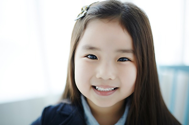 포토 JPG 스튜디오촬영 라이프스타일 여자 교복 어린이라이프 어린이 모션 실내 한명 미소 사람 앉기 동양인 소녀 상반신 앞모습 한국인 여자만 여자한명만 어린이만 소녀만 소녀한명만 국내포토 1 옷 뷰포인트 표정 인종 내부 생활 파일형식