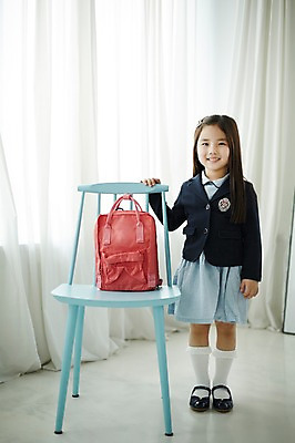 포토 JPG 스튜디오촬영 전신 라이프스타일 여자 교복 어린이라이프 어린이 의자 가방 모션 실내 한명 서기 미소 사람 동양인 소녀 앞모습 한국인 커튼 입학 등교 여자만 여자한명만 어린이만 소녀만 소녀한명만 국내포토 1 잡화 옷 교육 뷰포인트 가구 표정 인종 내부 생활 등하교 파일형식