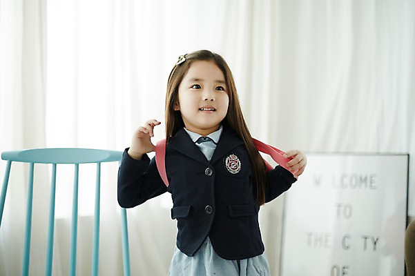 포토 JPG 스튜디오촬영 라이프스타일 여자 교복 어린이라이프 어린이 의자 가방 모션 실내 한명 서기 미소 사람 동양인 소녀 상반신 앞모습 한국인 입학 준비 등교 여자만 여자한명만 어린이만 소녀만 소녀한명만 국내포토 1 잡화 옷 교육 뷰포인트 가구 표정 인종 내부 생활 등하교 파일형식