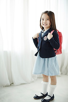 포토 JPG 스튜디오촬영 전신 라이프스타일 여자 교복 어린이라이프 어린이 가방 모션 실내 한명 서기 미소 사람 동양인 소녀 옆모습 한국인 커튼 준비 여자만 여자한명만 어린이만 소녀만 소녀한명만 국내포토 1 잡화 옷 뷰포인트 표정 인종 내부 생활 파일형식