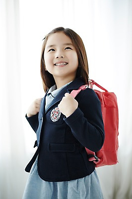 포토 JPG 스튜디오촬영 라이프스타일 여자 교복 어린이라이프 어린이 가방 모션 실내 한명 서기 미소 사람 동양인 소녀 상반신 옆모습 한국인 올려보기 준비 여자만 여자한명만 어린이만 소녀만 소녀한명만 국내포토 1 잡화 옷 뷰포인트 표정 인종 내부 생활 파일형식