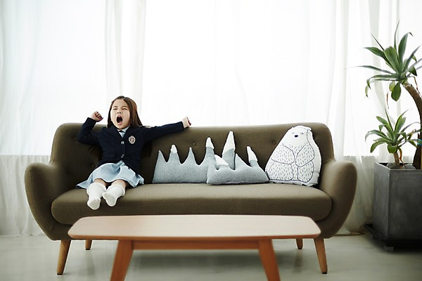 포토 JPG 스튜디오촬영 전신 라이프스타일 여자 교복 어린이라이프 어린이 쿠션 모션 탁자 실내 한명 사람 앉기 동양인 손짓 소녀 앞모습 소파 한국인 지루함 하품 여자만 여자한명만 어린이만 소녀만 소녀한명만 국내포토 1 옷 감정 뷰포인트 가구 의자 인종 내부 생활 생리현상 파일형식