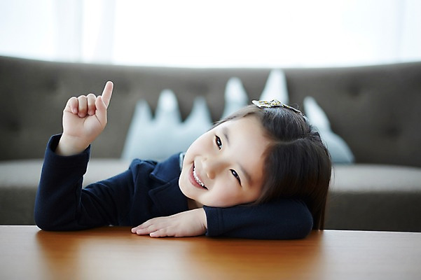 포토 JPG 스튜디오촬영 라이프스타일 응시 여자 교복 어린이라이프 어린이 모션 탁자 휴식 실내 한명 미소 사람 앉기 동양인 손짓 소녀 상반신 앞모습 소파 한국인 가리킴 여자만 여자한명만 어린이만 소녀만 소녀한명만 국내포토 1 시선 옷 뷰포인트 가구 컨셉 의자 표정 인종 내부 생활 파일형식