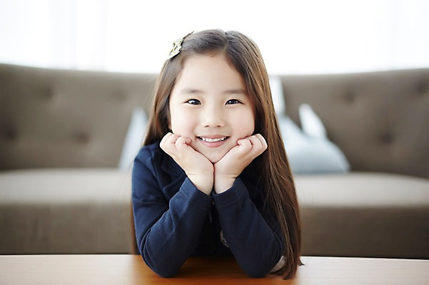 포토 JPG 스튜디오촬영 라이프스타일 여자 교복 어린이라이프 어린이 모션 탁자 휴식 실내 한명 미소 사람 앉기 동양인 손짓 소녀 상반신 앞모습 소파 턱괴기 한국인 여자만 여자한명만 어린이만 소녀만 소녀한명만 국내포토 1 옷 뷰포인트 가구 컨셉 의자 표정 인종 내부 생활 파일형식