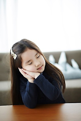 포토 JPG 스튜디오촬영 라이프스타일 여자 교복 어린이라이프 어린이 모션 탁자 휴식 실내 한명 사람 앉기 동양인 소녀 상반신 앞모습 소파 눈감음 턱괴기 한국인 여자만 여자한명만 어린이만 소녀만 소녀한명만 국내포토 1 옷 뷰포인트 가구 컨셉 의자 인종 내부 생활 파일형식