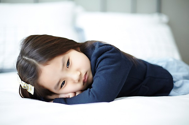 포토 JPG 스튜디오촬영 라이프스타일 여자 교복 어린이라이프 어린이 엎드리기 베개 모션 휴식 실내 한명 사람 동양인 소녀 상반신 침실 한국인 침대 여자만 여자한명만 어린이만 소녀만 소녀한명만 국내포토 1 옷 가구 컨셉 침구 인종 내부 생활 파일형식