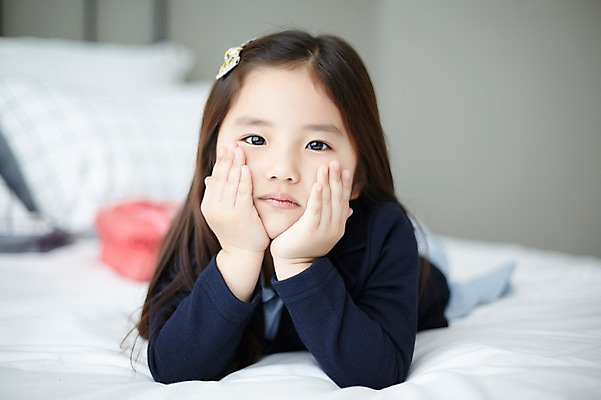 포토 JPG 스튜디오촬영 라이프스타일 여자 교복 어린이라이프 어린이 엎드리기 모션 휴식 실내 한명 사람 동양인 소녀 상반신 턱괴기 침실 한국인 침대 여자만 여자한명만 어린이만 소녀만 소녀한명만 국내포토 1 옷 가구 컨셉 인종 내부 생활 파일형식