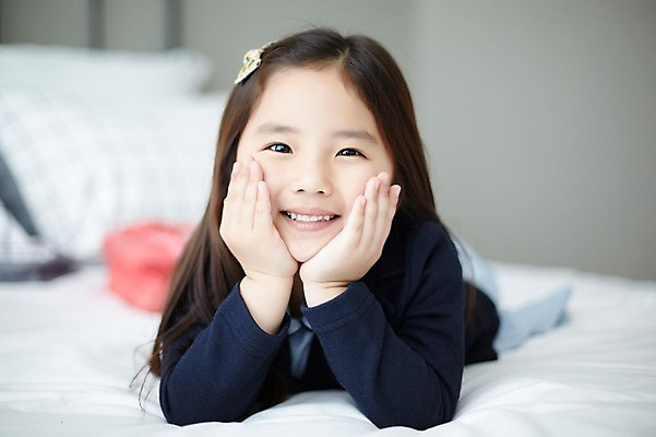 포토 JPG 스튜디오촬영 라이프스타일 여자 교복 어린이라이프 어린이 엎드리기 모션 휴식 실내 한명 미소 사람 동양인 소녀 상반신 앞모습 턱괴기 침실 한국인 침대 여자만 여자한명만 어린이만 소녀만 소녀한명만 국내포토 1 옷 뷰포인트 가구 컨셉 표정 인종 내부 생활 파일형식