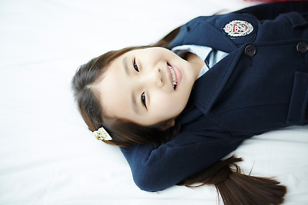 포토 JPG 스튜디오촬영 라이프스타일 여자 교복 어린이라이프 어린이 모션 휴식 실내 한명 미소 사람 동양인 소녀 상반신 눕기 침실 한국인 침대 여자만 여자한명만 어린이만 소녀만 소녀한명만 국내포토 1 옷 가구 컨셉 표정 인종 내부 생활 파일형식