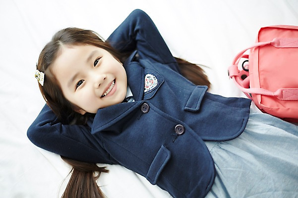 포토 JPG 스튜디오촬영 라이프스타일 여자 교복 어린이라이프 어린이 가방 모션 휴식 실내 한명 미소 사람 동양인 소녀 상반신 앞모습 눕기 침실 한국인 침대 여자만 여자한명만 어린이만 소녀만 소녀한명만 국내포토 1 잡화 옷 뷰포인트 가구 컨셉 표정 인종 내부 생활 파일형식