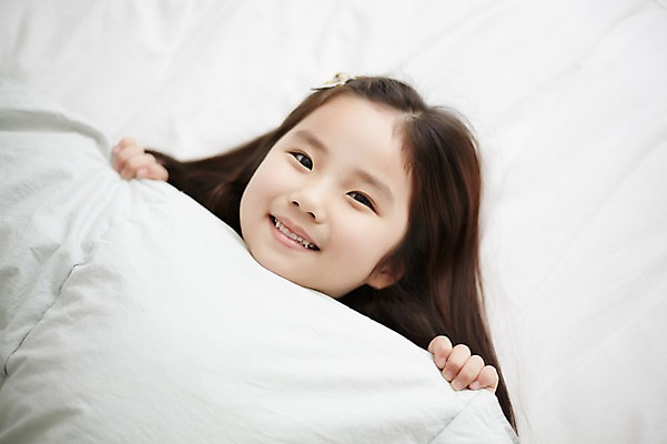 포토 JPG 스튜디오촬영 라이프스타일 여자 어린이라이프 어린이 모션 휴식 실내 한명 미소 사람 동양인 소녀 상반신 앞모습 눕기 침실 이불 한국인 침대 덮기 여자만 여자한명만 어린이만 소녀만 소녀한명만 국내포토 1 뷰포인트 가구 컨셉 침구 표정 인종 내부 생활 파일형식