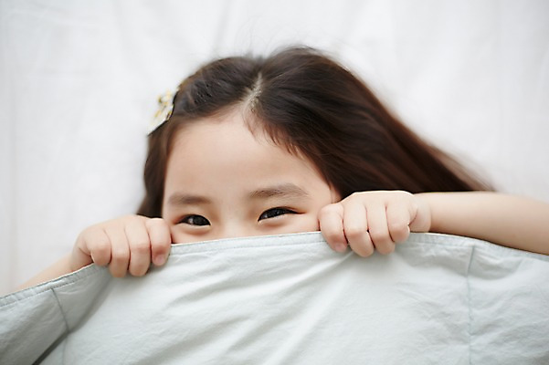 포토 JPG 스튜디오촬영 라이프스타일 여자 어린이라이프 어린이 모션 휴식 실내 한명 미소 사람 동양인 소녀 상반신 앞모습 눕기 침실 이불 한국인 침대 덮기 여자만 여자한명만 어린이만 소녀만 소녀한명만 국내포토 1 뷰포인트 가구 컨셉 침구 표정 인종 내부 생활 파일형식