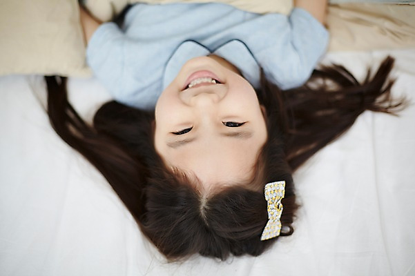 포토 JPG 스튜디오촬영 라이프스타일 여자 어린이라이프 어린이 모션 휴식 실내 한명 미소 사람 동양인 소녀 상반신 앞모습 눕기 침실 한국인 침대 여자만 여자한명만 어린이만 소녀만 소녀한명만 국내포토 1 뷰포인트 가구 컨셉 표정 인종 내부 생활 파일형식