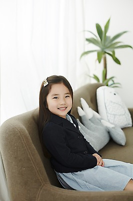 포토 JPG 스튜디오촬영 라이프스타일 여자 교복 어린이라이프 어린이 모션 휴식 실내 한명 미소 사람 앉기 동양인 소녀 상반신 옆모습 소파 한국인 여자만 여자한명만 어린이만 소녀만 소녀한명만 국내포토 1 옷 뷰포인트 컨셉 의자 표정 인종 내부 생활 파일형식