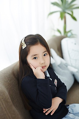 포토 JPG 스튜디오촬영 라이프스타일 여자 교복 어린이라이프 어린이 생각 모션 휴식 실내 한명 사람 앉기 동양인 손짓 소녀 상반신 앞모습 소파 한국인 여자만 여자한명만 어린이만 소녀만 소녀한명만 국내포토 1 옷 뷰포인트 컨셉 의자 인종 내부 생활 파일형식