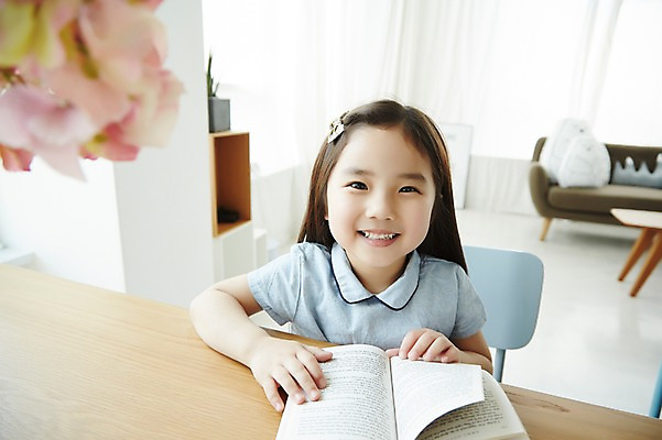 포토 JPG 스튜디오촬영 라이프스타일 여자 어린이라이프 어린이 의자 모션 탁자 실내 한명 미소 사람 앉기 동양인 소녀 상반신 앞모습 책 독서 한국인 과제 여자만 여자한명만 어린이만 소녀만 소녀한명만 국내포토 1 뷰포인트 가구 표정 인종 내부 생활 파일형식