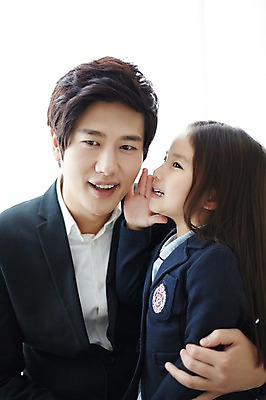 포토 JPG 스튜디오촬영 라이프스타일 여자 남자 딸 교복 어린이 가족 모션 실내 미소 사람 앉기 동양인 정장 소녀 상반신 성인 두명 앞모습 옆모습 30대 한국인 가족라이프 아빠 귓속말 부녀 국내포토 옷 뷰포인트 관계 표정 인종 내부 생활 장년 파일형식