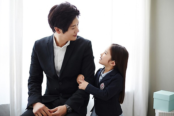 포토 JPG 스튜디오촬영 라이프스타일 여자 남자 딸 교복 어린이 가족 모션 실내 서기 미소 사람 앉기 동양인 정장 소녀 상반신 성인 두명 앞모습 옆모습 30대 팔짱 다정 한국인 가족라이프 아빠 부녀 국내포토 옷 뷰포인트 컨셉 관계 표정 인종 내부 생활 장년 파일형식