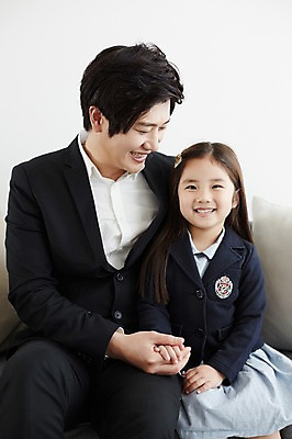 포토 JPG 스튜디오촬영 라이프스타일 여자 남자 딸 교복 어린이 가족 모션 실내 미소 사람 앉기 동양인 정장 소녀 상반신 성인 두명 앞모습 30대 소파 손잡기 다정 한국인 가족라이프 아빠 부녀 국내포토 옷 뷰포인트 컨셉 의자 관계 표정 인종 내부 생활 장년 파일형식