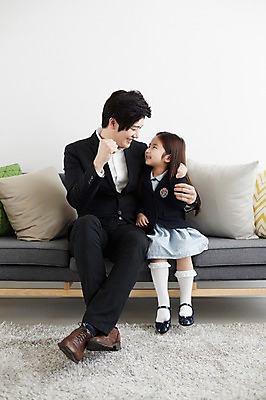 포토 JPG 스튜디오촬영 전신 라이프스타일 여자 남자 딸 교복 어린이 가족 모션 실내 미소 사람 앉기 동양인 정장 손짓 소녀 성인 두명 앞모습 30대 소파 마주보기 파이팅 다정 주먹 한국인 가족라이프 아빠 부녀 국내포토 옷 뷰포인트 컨셉 의자 관계 표정 인종 내부 생활 장년 파일형식