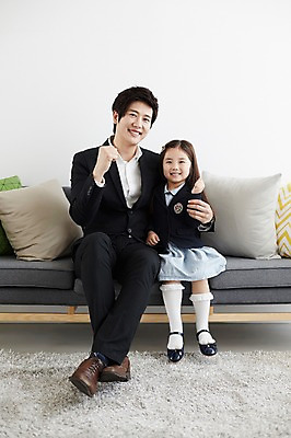 포토 JPG 스튜디오촬영 전신 라이프스타일 여자 남자 딸 교복 어린이 가족 모션 실내 미소 사람 앉기 동양인 정장 손짓 소녀 성인 두명 앞모습 30대 소파 파이팅 다정 한국인 가족라이프 아빠 부녀 국내포토 옷 뷰포인트 컨셉 의자 관계 표정 인종 내부 생활 장년 파일형식