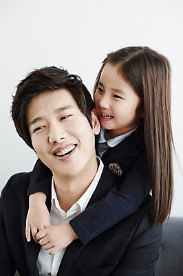 포토 JPG 스튜디오촬영 라이프스타일 응시 여자 남자 딸 교복 어린이 가족 안기 모션 실내 서기 미소 사람 앉기 동양인 정장 소녀 상반신 성인 두명 앞모습 30대 소파 다정 한국인 가족라이프 아빠 부녀 국내포토 시선 옷 뷰포인트 컨셉 의자 관계 표정 인종 내부 생활 장년 파일형식