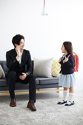 포토 JPG 스튜디오촬영 전신 라이프스타일 여자 남자 딸 교복 어린이 가방 가족 모션 실내 서기 미소 사람 앉기 동양인 정장 손짓 소녀 성인 두명 앞모습 옆모습 30대 소파 마주보기 다정 한국인 인사 가족라이프 아빠 손인사 부녀 국내포토 잡화 옷 뷰포인트 컨셉 의자 관계 표정 인종 내부 생활 장년 예절 파일형식