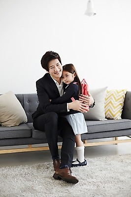 포토 JPG 스튜디오촬영 전신 라이프스타일 여자 남자 딸 교복 어린이 가방 가족 안기 모션 실내 서기 미소 사람 앉기 동양인 정장 소녀 성인 두명 앞모습 옆모습 30대 소파 한국인 가족라이프 아빠 부녀 국내포토 잡화 옷 뷰포인트 의자 관계 표정 인종 내부 생활 장년 파일형식