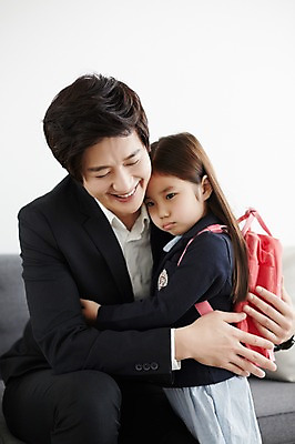 포토 JPG 스튜디오촬영 라이프스타일 여자 남자 딸 교복 어린이 가방 가족 안기 모션 실내 서기 미소 사람 앉기 동양인 정장 소녀 상반신 성인 두명 앞모습 30대 소파 한국인 가족라이프 아빠 부녀 국내포토 잡화 옷 뷰포인트 의자 관계 표정 인종 내부 생활 장년 파일형식