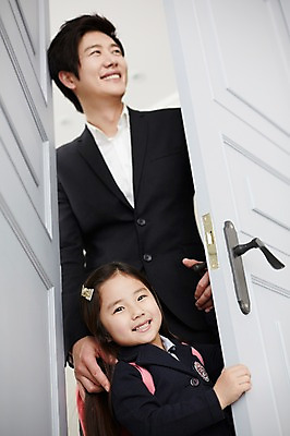 포토 JPG 스튜디오촬영 라이프스타일 응시 여자 남자 딸 어린이 로우앵글 가족 모션 출입구 실내 서기 미소 사람 동양인 소녀 상반신 성인 두명 앞모습 30대 문 한국인 가족라이프 아빠 외출 부녀 국내포토 시선 뷰포인트 관계 표정 인종 내부 생활 장년 파일형식