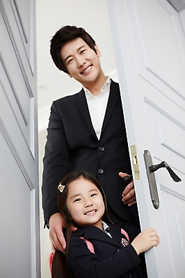 포토 JPG 스튜디오촬영 라이프스타일 여자 남자 딸 교복 어린이 로우앵글 가족 모션 출입구 실내 서기 미소 사람 동양인 정장 소녀 상반신 성인 두명 앞모습 30대 문 한국인 가족라이프 아빠 외출 부녀 국내포토 옷 뷰포인트 관계 표정 인종 내부 생활 장년 파일형식