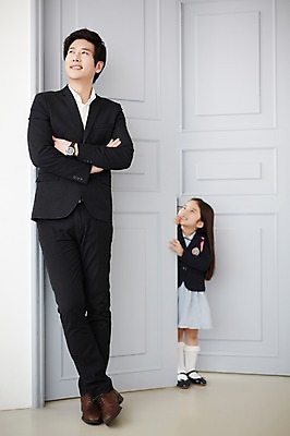 포토 JPG 스튜디오촬영 전신 라이프스타일 응시 여자 남자 딸 교복 어린이 가족 모션 출입구 실내 서기 사람 동양인 정장 소녀 성인 두명 앞모습 30대 문 팔짱 기댐 한국인 가족라이프 아빠 외출 부녀 국내포토 시선 옷 뷰포인트 관계 인종 내부 생활 장년 파일형식