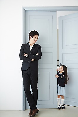 포토 JPG 스튜디오촬영 전신 라이프스타일 응시 여자 남자 딸 교복 어린이 가족 모션 출입구 실내 서기 사람 동양인 정장 소녀 성인 두명 앞모습 30대 문 팔짱 기댐 한국인 가족라이프 아빠 외출 부녀 국내포토 시선 옷 뷰포인트 관계 인종 내부 생활 장년 파일형식