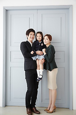 포토 JPG 스튜디오촬영 전신 라이프스타일 여자 남자 딸 교복 어린이 가족 모션 엄마 출입구 실내 서기 미소 사람 동양인 정장 성인 앞모습 세명 30대 문 한국인 가족라이프 아빠 외출 들어올리기 국내포토 옷 뷰포인트 관계 표정 인종 내부 생활 장년 파일형식