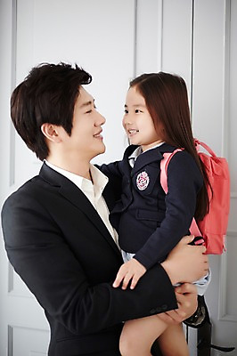 포토 JPG 스튜디오촬영 라이프스타일 응시 여자 남자 딸 교복 어린이 가방 가족 안기 모션 출입구 실내 미소 사람 동양인 정장 소녀 상반신 성인 두명 옆모습 30대 문 마주보기 한국인 가족라이프 아빠 외출 부녀 국내포토 시선 잡화 옷 뷰포인트 관계 표정 인종 내부 생활 장년 파일형식