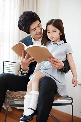 포토 JPG 스튜디오촬영 라이프스타일 여자 남자 딸 어린이 의자 가족 모션 실내 미소 들기 사람 앉기 동양인 정장 소녀 성인 두명 앞모습 책 30대 독서 다정 한국인 가족라이프 아빠 읽기 부녀 국내포토 옷 뷰포인트 가구 컨셉 관계 표정 인종 내부 생활 장년 파일형식