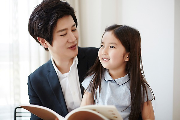 포토 JPG 스튜디오촬영 라이프스타일 응시 여자 남자 딸 어린이 가족 모션 실내 미소 들기 사람 앉기 동양인 정장 소녀 상반신 성인 두명 앞모습 책 30대 독서 한국인 가족라이프 아빠 부녀 국내포토 시선 옷 뷰포인트 관계 표정 인종 내부 생활 장년 파일형식