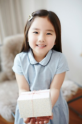 포토 JPG 스튜디오촬영 라이프스타일 여자 어린이라이프 어린이 모션 실내 선물 한명 서기 미소 들기 사람 동양인 소녀 상반신 앞모습 선물상자 한국인 주기 여자만 여자한명만 어린이만 소녀만 소녀한명만 국내포토 1 뷰포인트 표정 인종 내부 생활 상자 파일형식